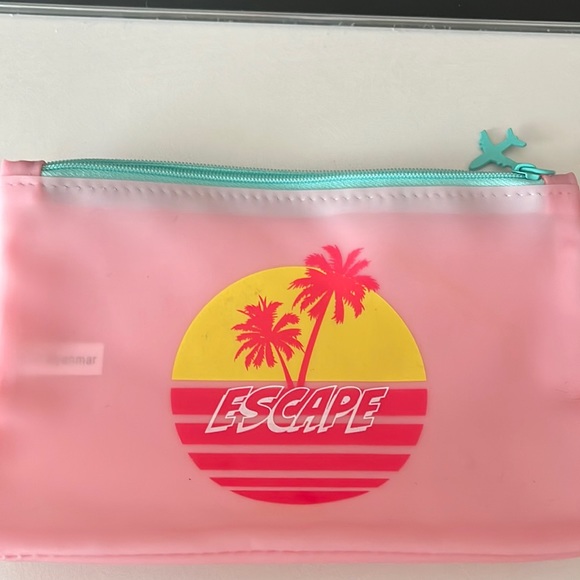 ipsy Handbags - 💕 Ipsy Makeup Bag